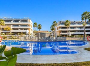 La compraventa de viviendas disminuyó en 14 CC.AA. y creció en las 3 restantes. Destacaron las caídas en Comunidad Valenciana (-35,8%), Islas Baleares (-20,6%) y Cantabria (-19,7%).El precio del m² subió un 8,8% interanual en España. Destacaron los ascensos en Islas Baleares (16,3%) y Castilla-La Mancha (15,4%). Galicia, por su parte, fue la única autonomía que registró una caída (-6,8%). Los préstamos para adquisición de vivienda disminuyeron un 4,0% interanual en España. Decrecieron en diez CC.AA., con caída destacada en la Comunidad Valenciana (-26,1%) se mantuvieron estables en País Vasco (0,0%) y crecieron en seis CC.AA., destacando Castilla-La Mancha (14,2%). La constitución de nuevas sociedades decreció un 3,4% interanual en España. Destacaron los retrocesos en Islas Baleares (-17,1%), Cantabria (-13,5%) y Comunidad Valenciana (-11,4%), así como los aumentos en La Rioja (78,1%) y Extremadura (30,4%).
